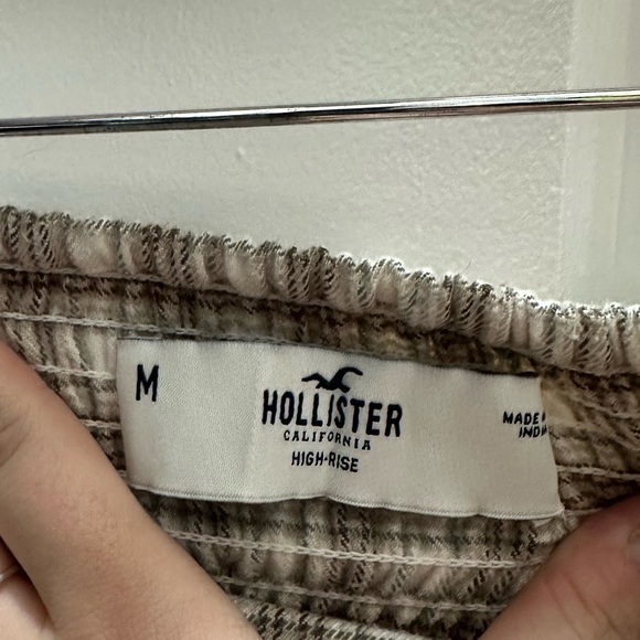 🩷3 for $20🩷Hollister Mini Skirt (Size Medium) In Colour Brown. - Picture 2 of 3